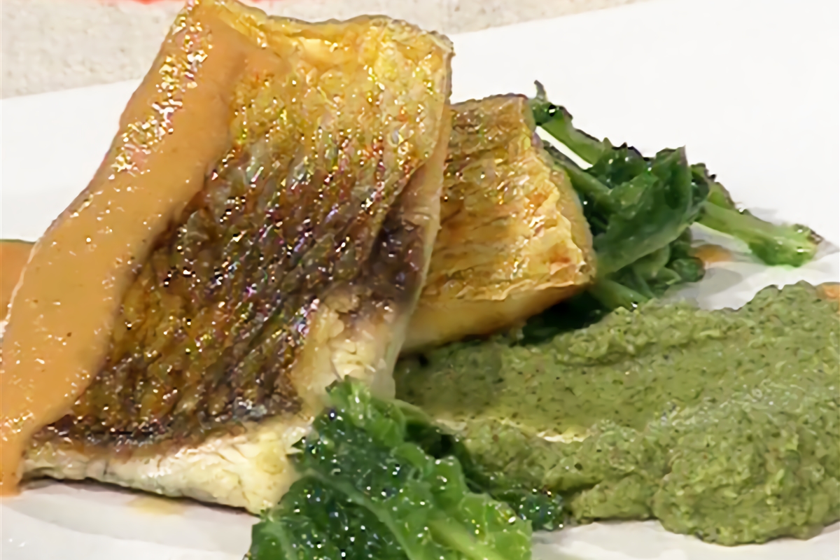 Boga con puré de brócoli, vinagreta de tomates asados El Gourmet Boga con puré de brócoli, vinagreta de tomates asados El Gourmet