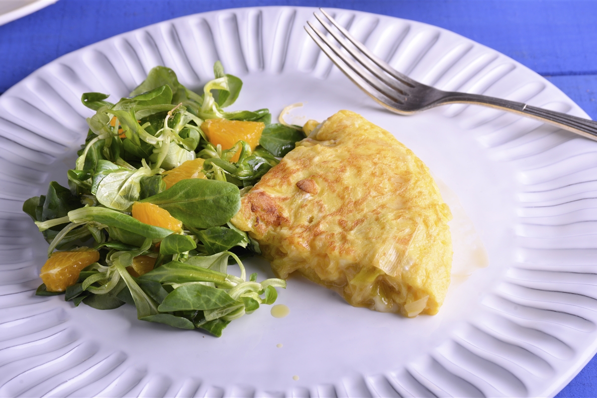 Tortilla de puerros y queso de cabra con ensalada El Gourmet