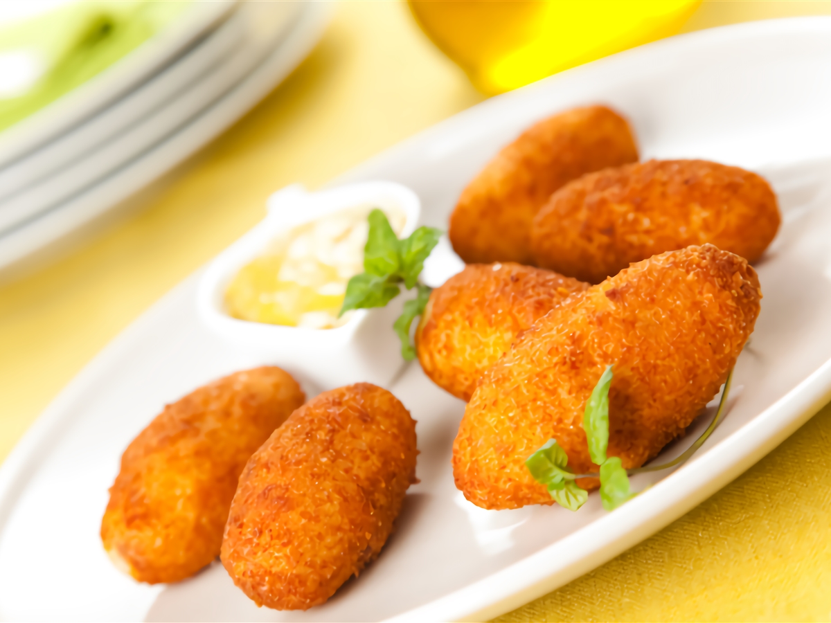 Croquetas de jamón crudo y queso manchego con ensalada verde El Gourmet