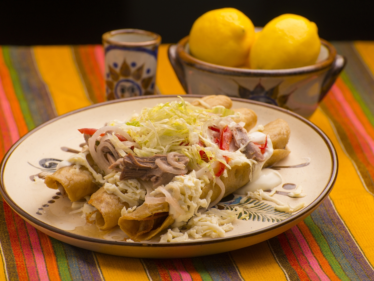 Flautas Doradas Rellenas de Chamorro El Gourmet